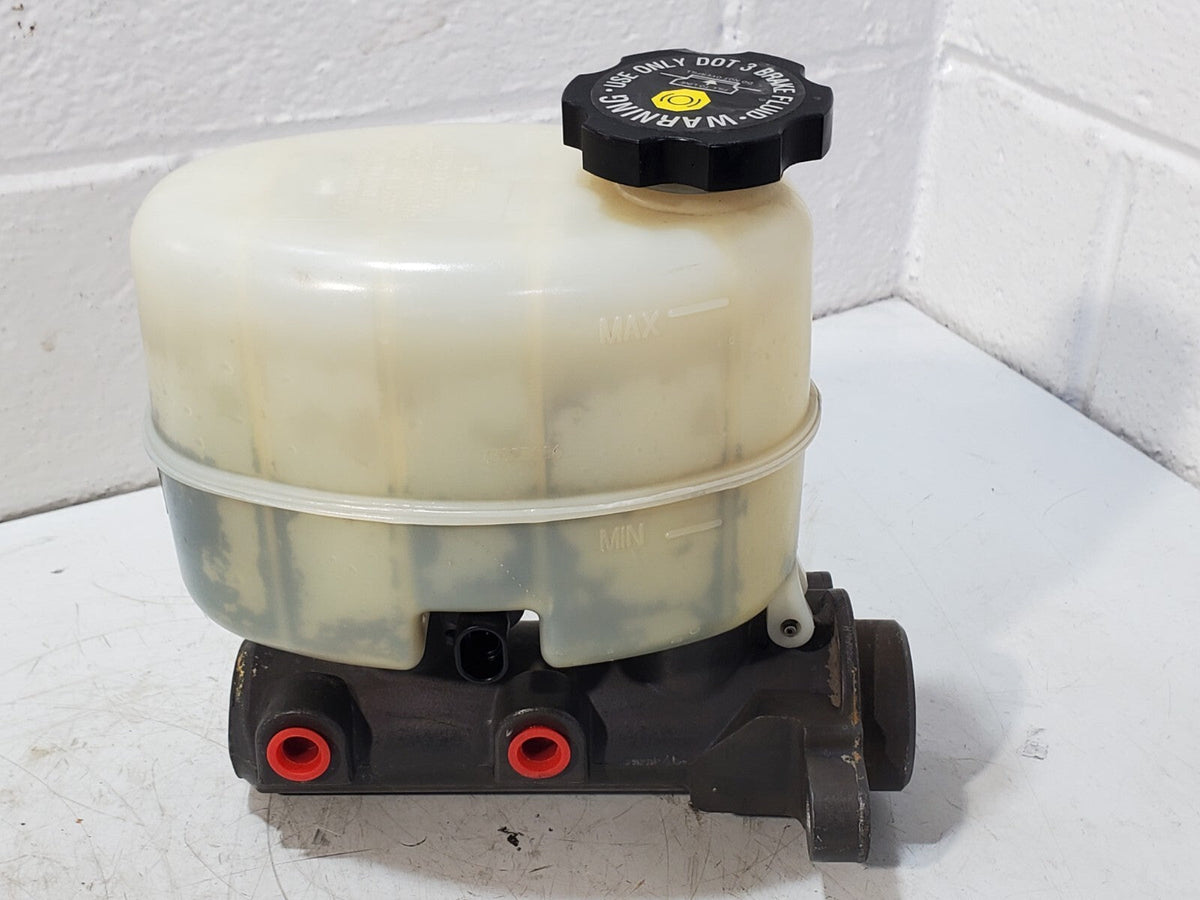 1999-2002 Chevy/GMC 1500 2500 3500 Silverado/Sierra Master Cylinder OEM