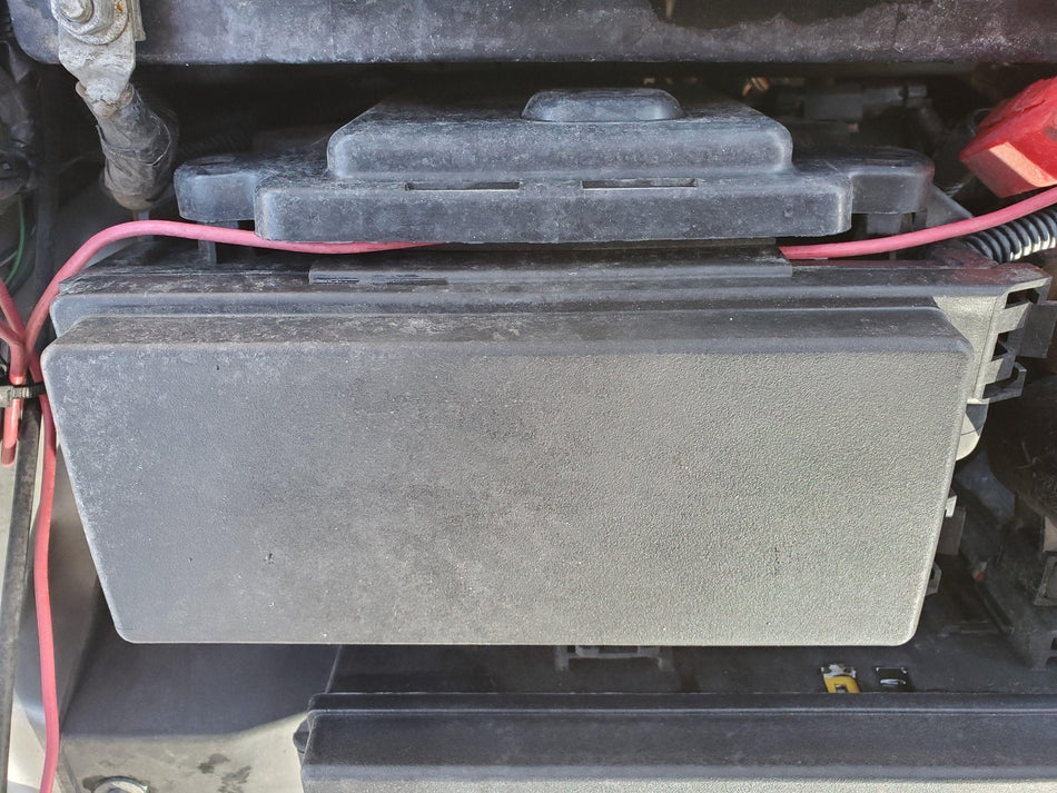 Power Supply (fuse box)(engine compartment location) 2007 Jeep Commander