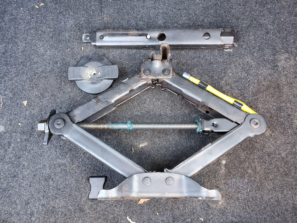 Jack Assembly with Tools 2007-2009 Saturn Aura