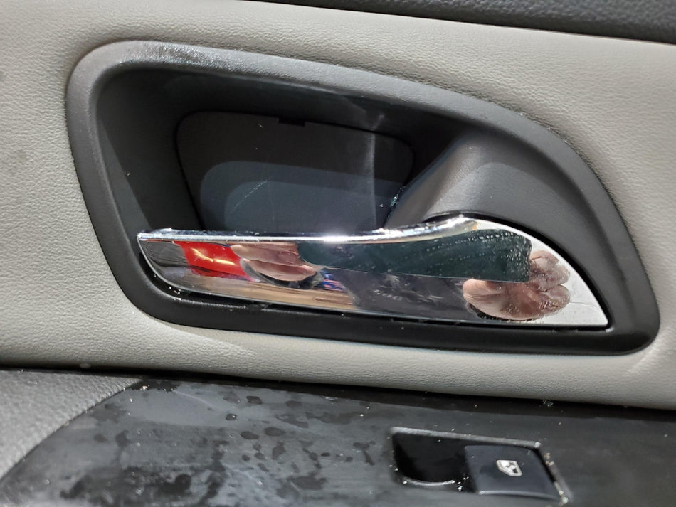 2011 Chevy CRUZE RH Front Inside Door Handle (chrome OEM