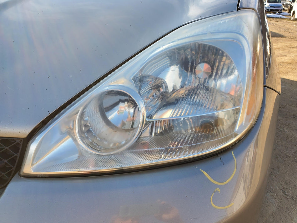 2004-2005 Toyota Sienna LH Headlight Assembly (halogen