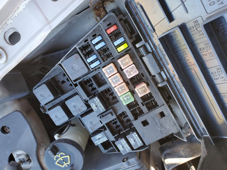 2003-2006 Lincoln LS Engine Compartment Fuse Box OEM
