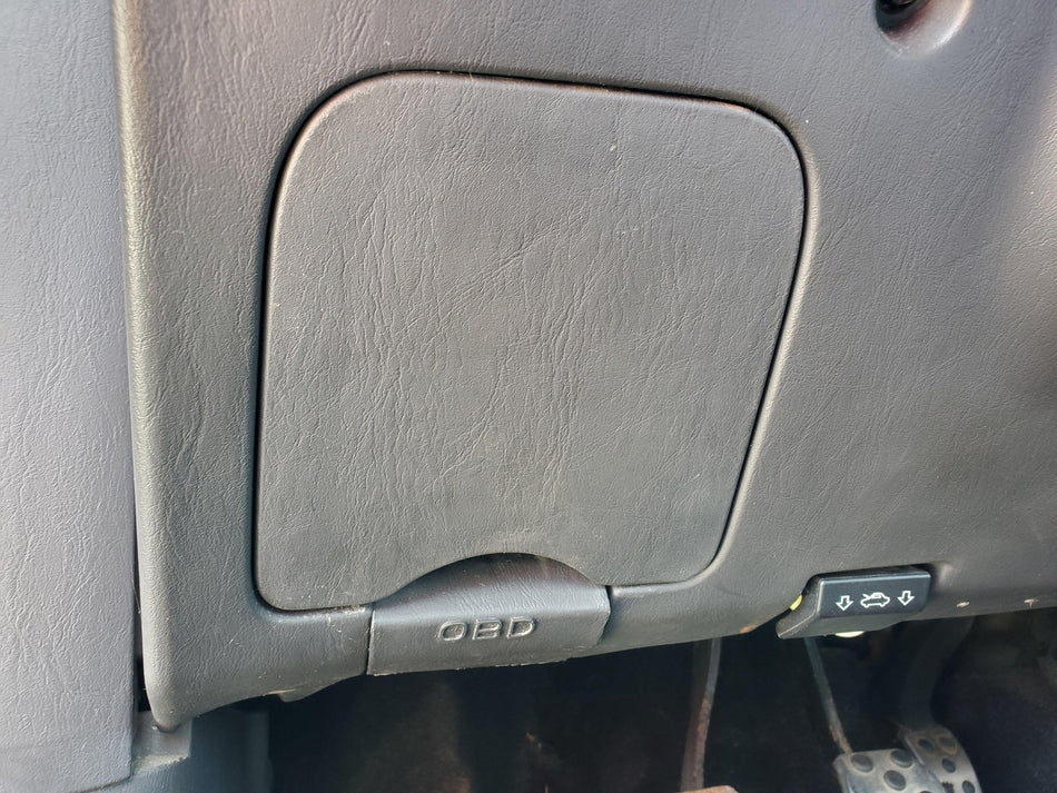 2000-2004 Ford Focus LH Lower Fuse Box Access Cover (#10 in breakdown)(gray OEM