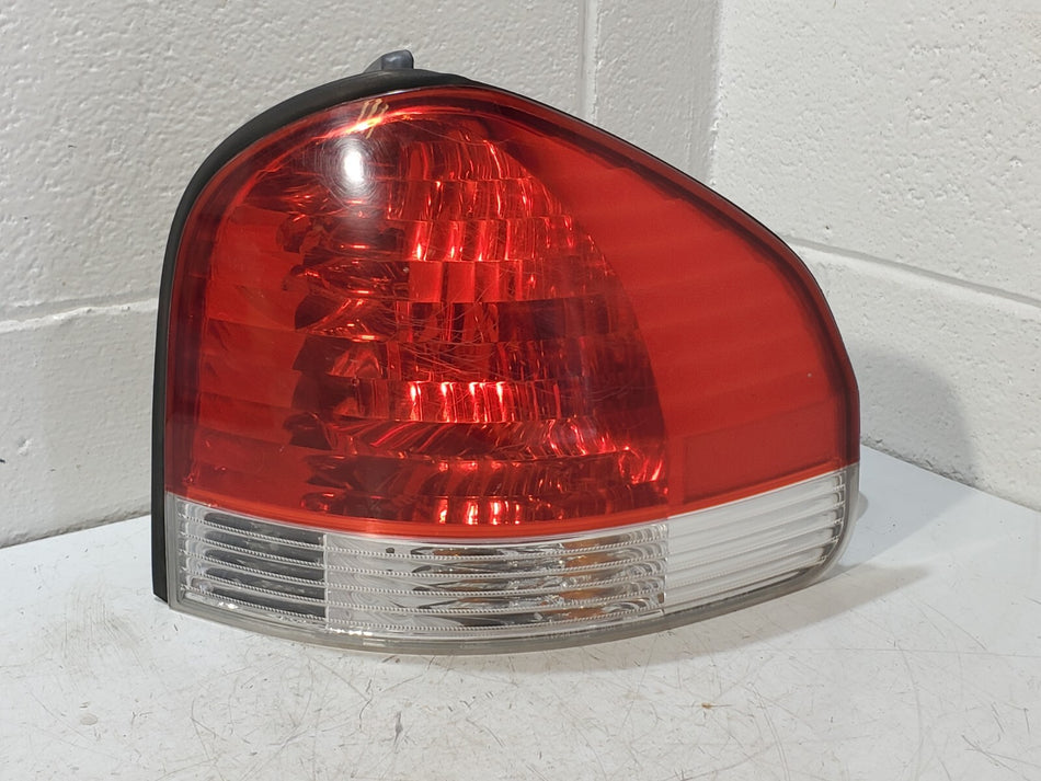 2005-2006 Hyundai Santa Fe Right RH Tail Light Assembly 1/4 Panel Mounted
