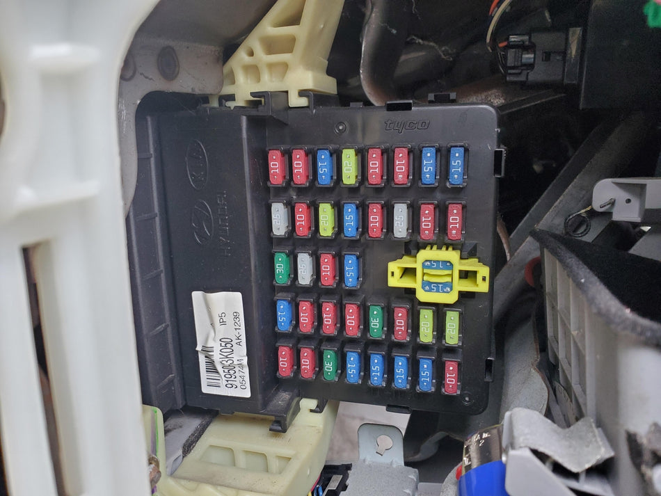 2005-2006 Hyundai Sonata Instrument Panel Junction Box Assembly Cabin Fuse Box