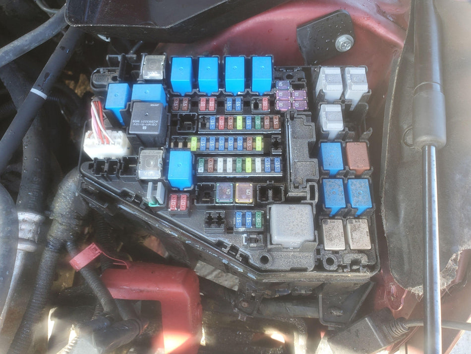 2015-2017 Subaru Legacy Fuse Box (engine compartment)(housing broke