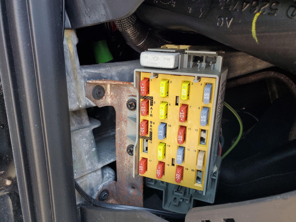 Cabin Fuse Box 2003-2005 Dodge Neon