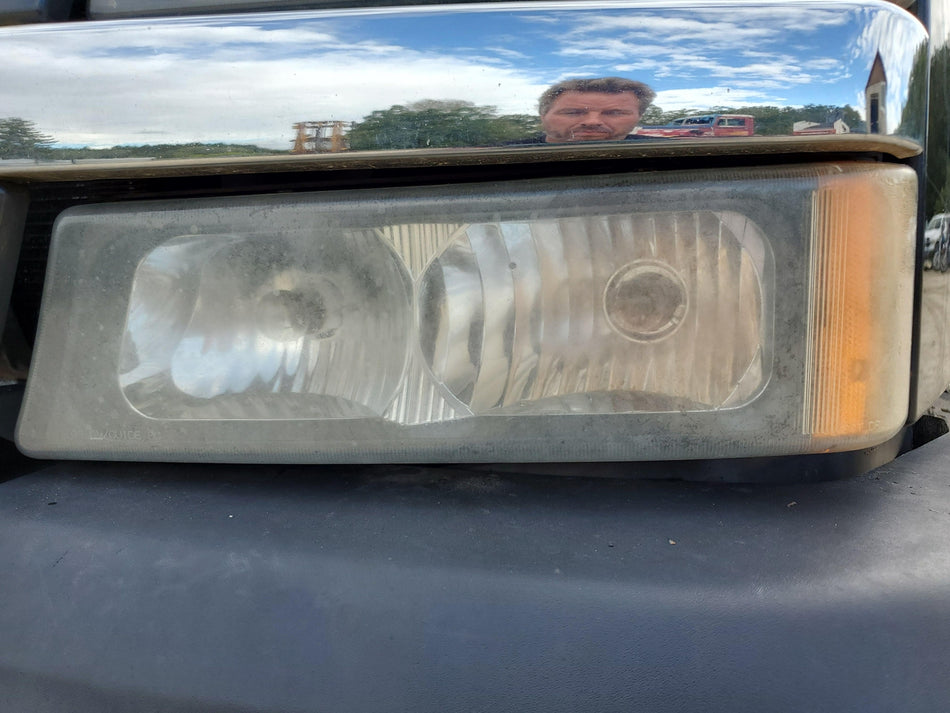 LH Marker Turn Signal (below headlights) 2003-2007 Chevy 1500 2500 3500