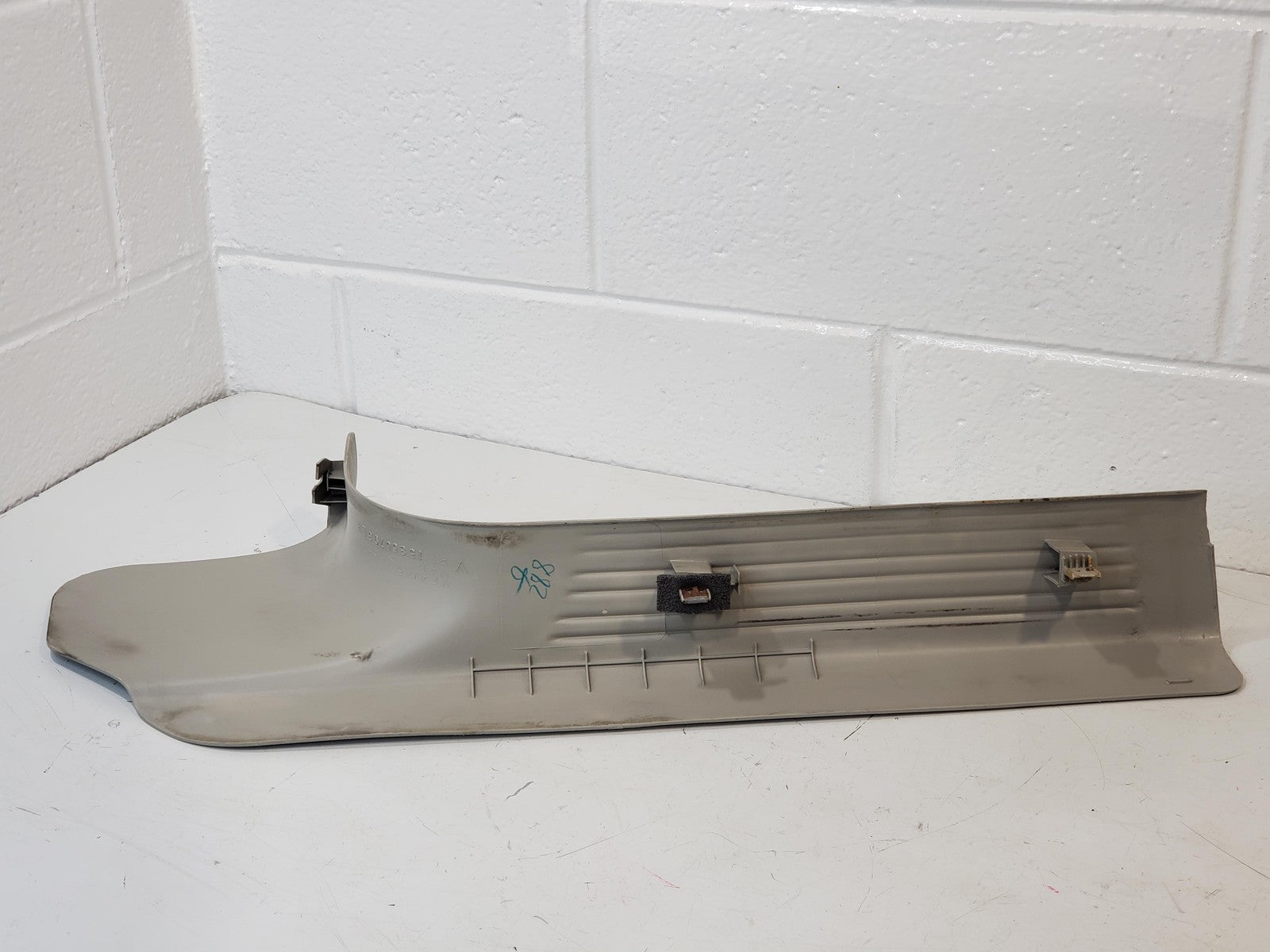 2004-2007 Chevrolet Malibu Driver Left Door Sill Trim Used OEM 15866793