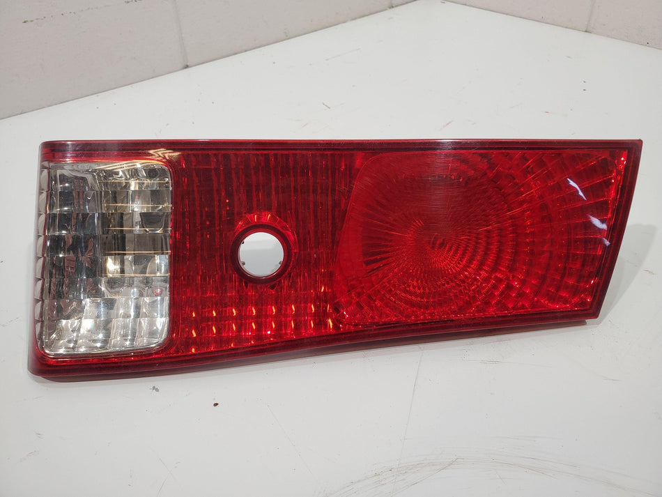 2000-2001 Toyota Camry Right RH Tail Light Assembly Lid Mounted Trident Mfr.
