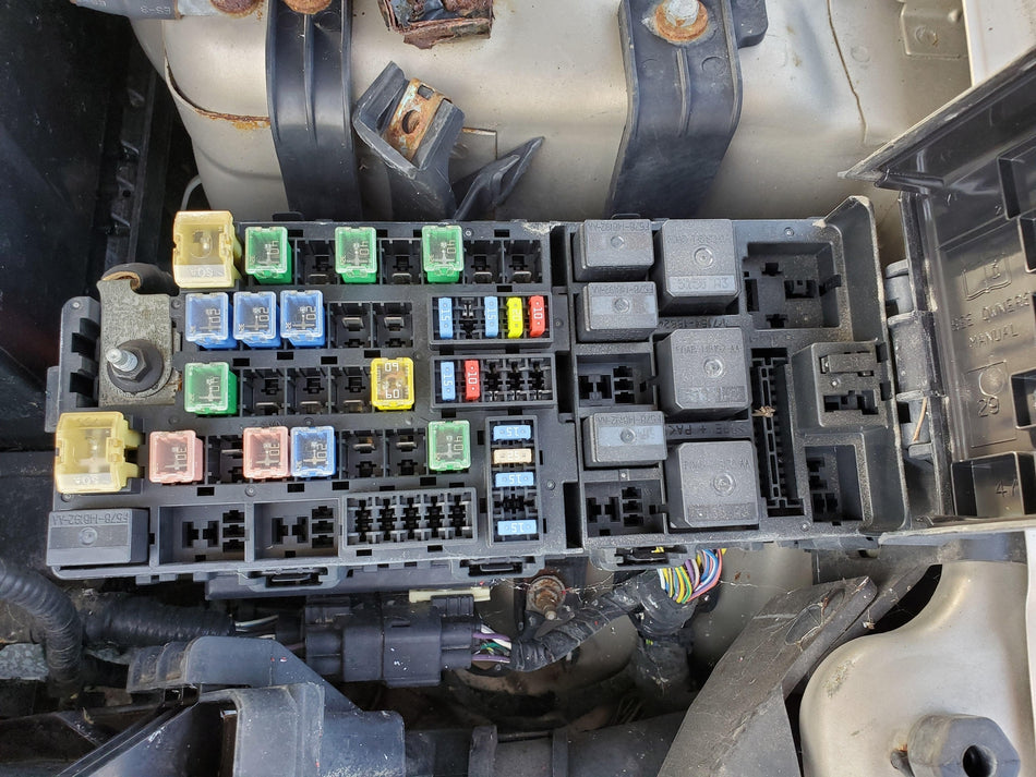 Engine Compartment Fuse Box 2006-2009 Ford Fusion