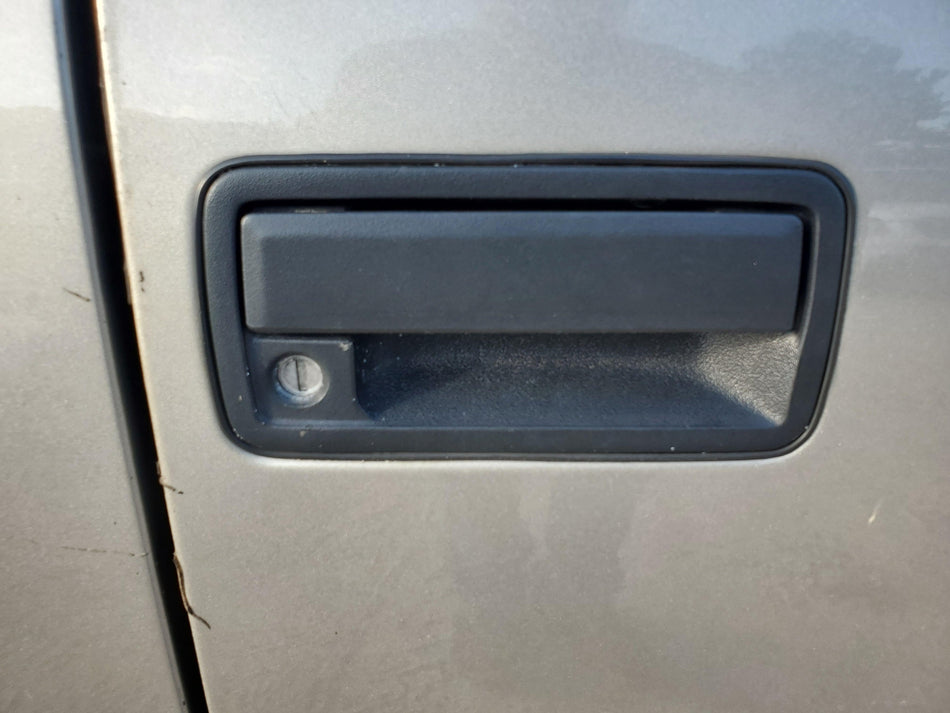 Front RH Outside Door Handle Assembly (black) 2000-2005 Chevy Blazer