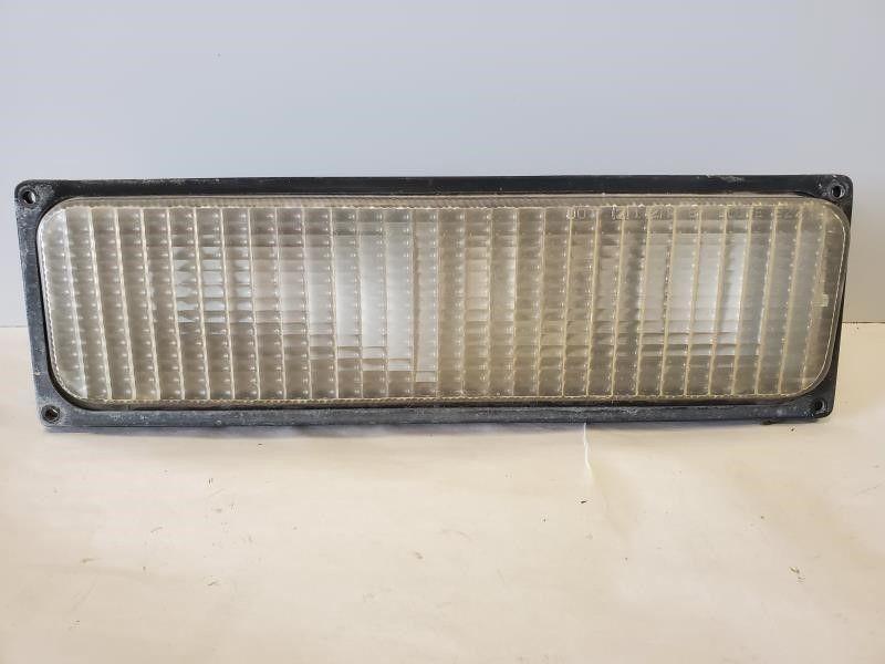 Front RH Passenger Side Park/Turn Lamp 1988-1989 Chevy/GMC 1500 2500 3500