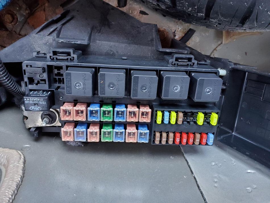 2006 Lincoln LS Trunk Mounted Fuse Box OEM
