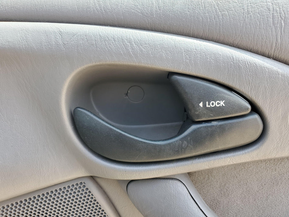 2000-2007 FORD FOCUS Front RH Inside Door Handle OEM