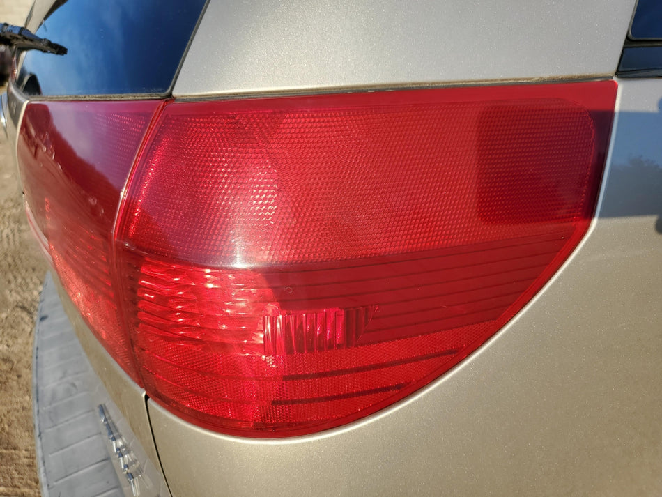 2004-2005 Toyota Sienna RH Tail Light Assembly (1/4 panel mounted
