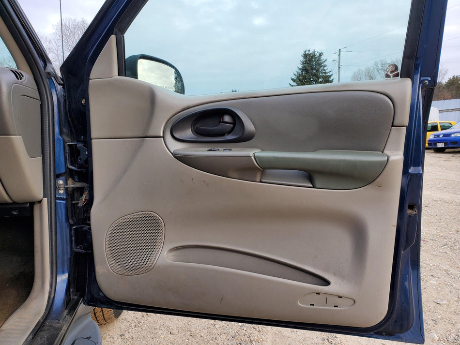 2002-2004 Chevy Trailblazer Front RH Inside Door Trim Panel (Pewter Gray 95H