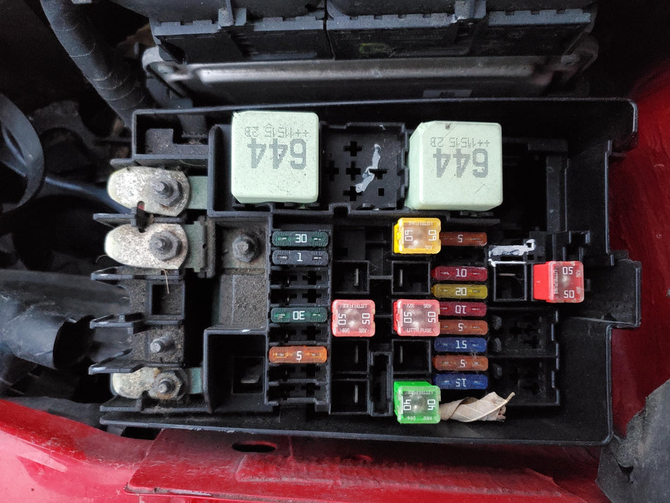 2010-2014 Volkswagen Jetta Engine Fuse Box (under hood)(cover cracked