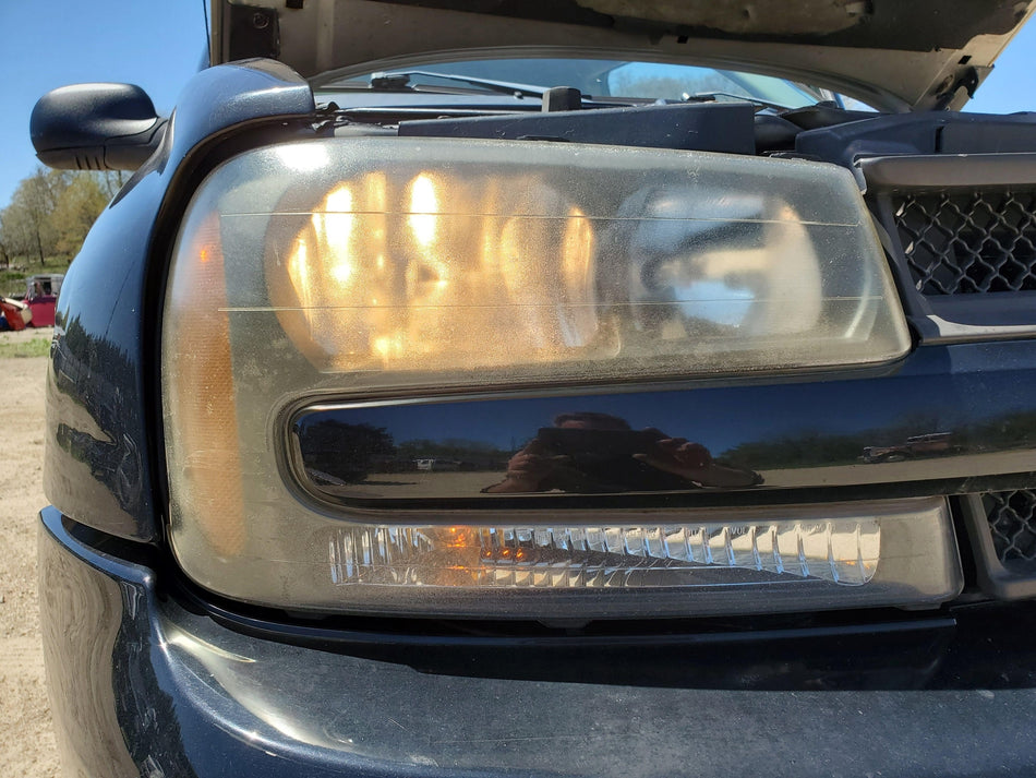 2002-2006 Chevy TrailBlazer Front RH Head Light Assembly (cloudy)