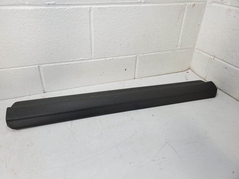 2004-2006 Chevrolet Colorado Front RH Lower Door Sill Plate Trim Panel 15173057