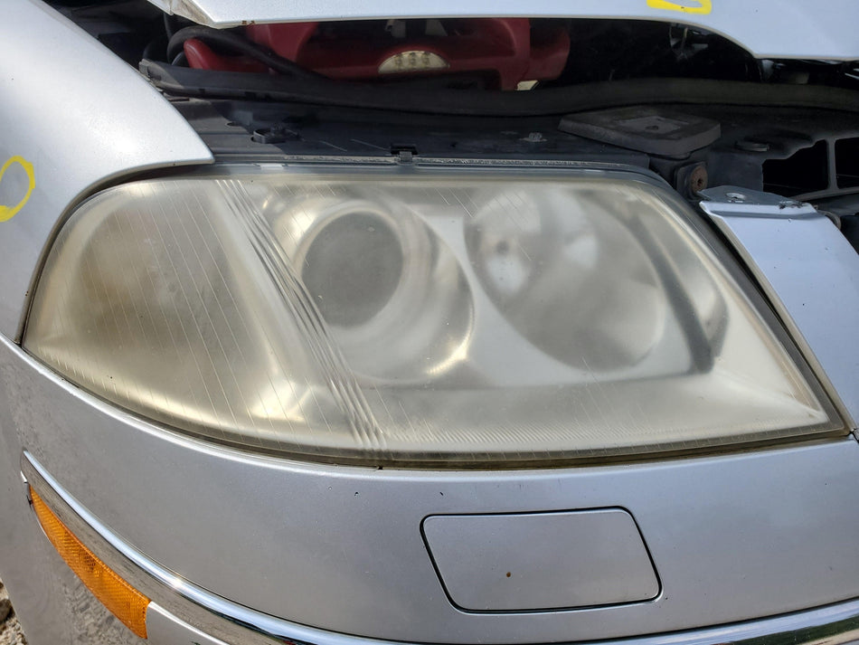 2001-2005 Volkswagen Passat Right RH Headlamp Assembly Halogen Cloudy