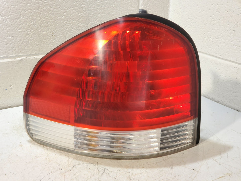 2005-2006 Hyundai Santa Fe Left LH Tail Light Assembly 1/4 Panel Mounted