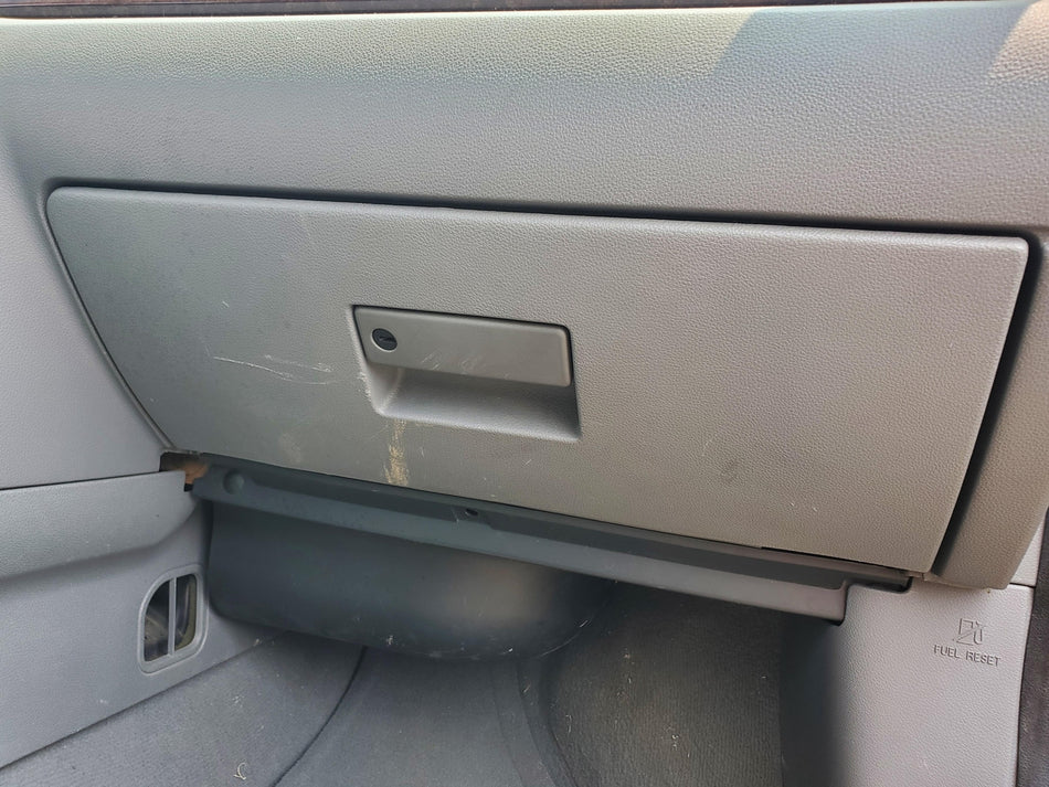 2005-2007 Ford Five Hundred Glove Box (shale/gray)(small scratch see pic OEM