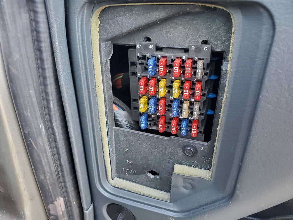 Fuse Box Interior Cabin (2 door)(4.3L) 2001 Chevy Blazer