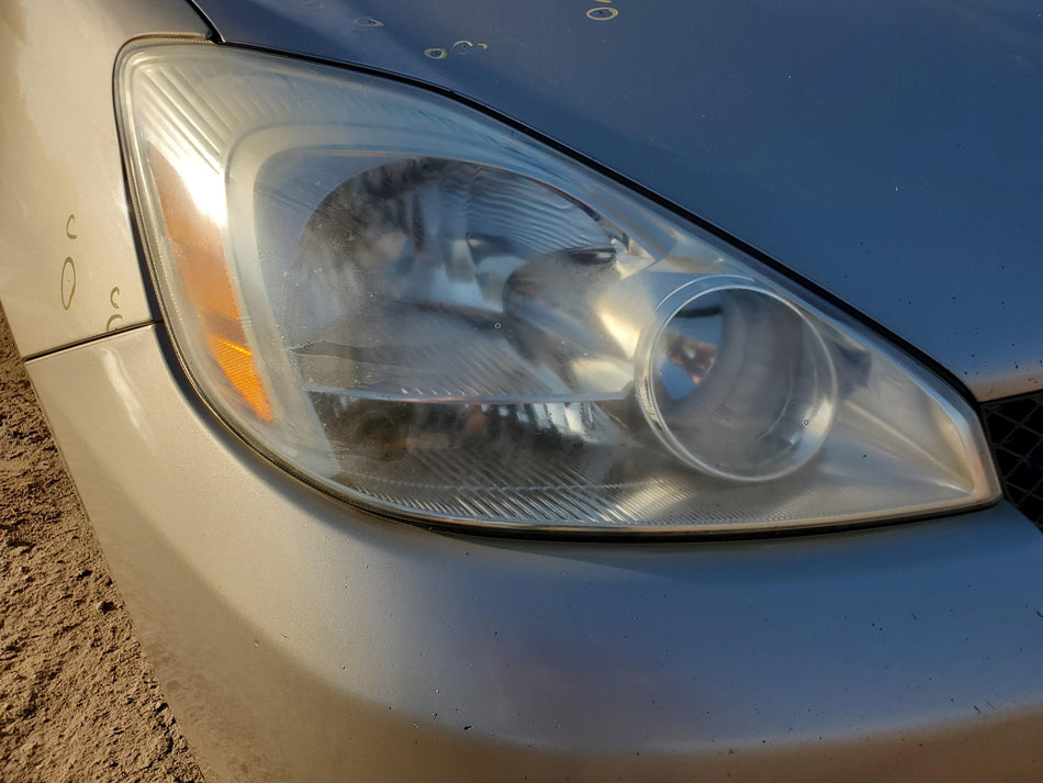 2004-2005 Toyota Sienna RH Headlight Assembly (halogen)(foggy