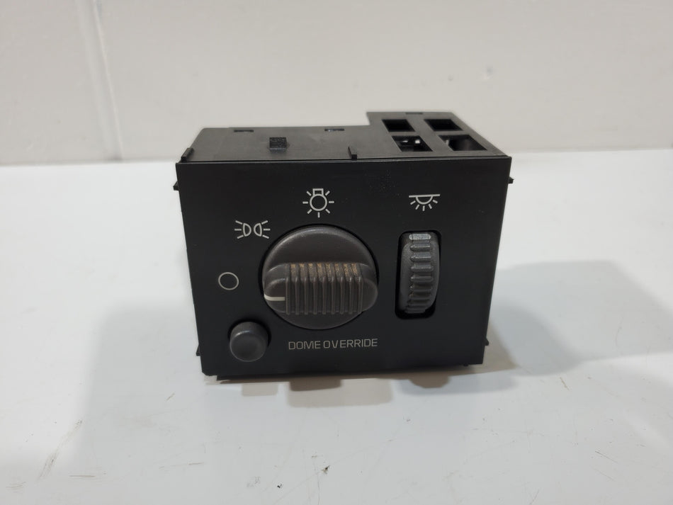 1999-2002 Chevy 2500 Headlight Switch (dash mounted)(15738843 OEM