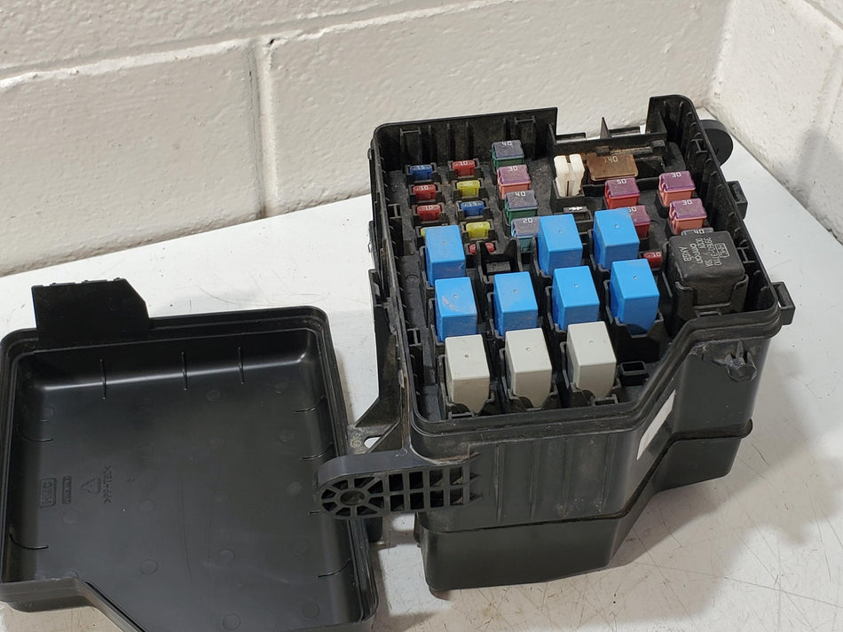 2001-2006 Hyundai Santa Fe Engine Fuse Box