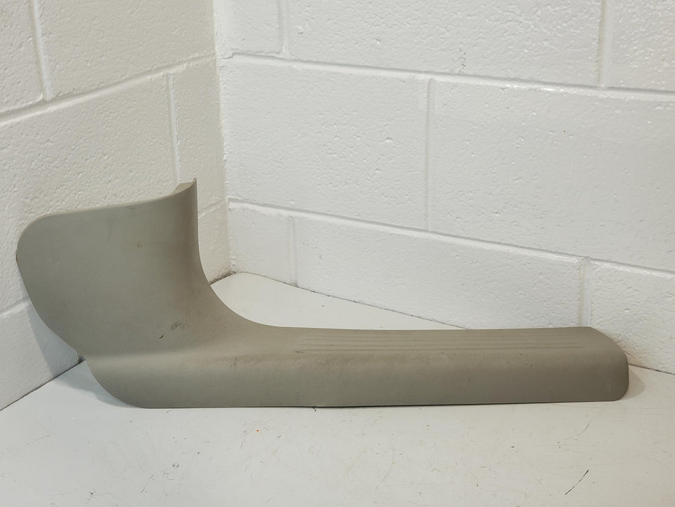 2004-2007 Chevrolet Malibu Passenger RH Door Sill Trim Used OEM 15866792