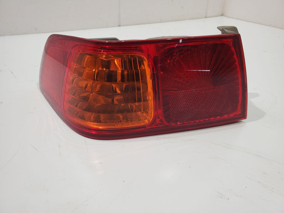 2000-2001 Toyota Camry LH Tail Light Assembly Quarter Panel Mounted Trident Mfr.