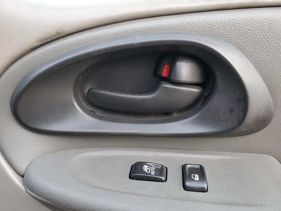 2002-2009 Chevy TRAILBLAZER Front RH Inside Door Handle (black OEM