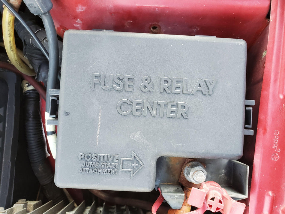 Engine compartment Fuse Box (Sdn) 2005-2006 Dodge Stratus